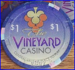 100 Vineyard Casino $1 Poker Chips + Acrylic Storage Rack Clay Top Hat & Cane